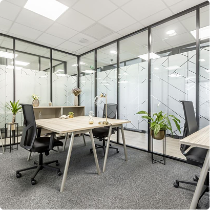 Espace de travail cloisonné du Trigone B’Coworker à Angers, bureaux