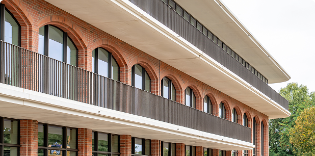 Vue rapprochée de la façade en briques et des arches de l’actif Imaginarium à Wasquehal, refinancé par FSDV.