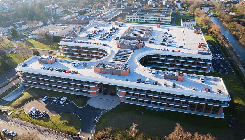 Vue aérienne du site Imaginarium, composé de plusieurs bâtiments, parkings et espaces paysagers.
