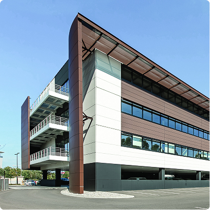 Vue extérieure de l’immeuble Le Twins, projet de FSDV, avec façades vitrées, balcons et volumes métalliques.