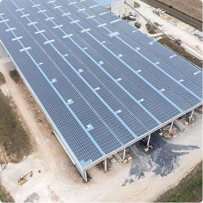 Vue aérienne de l’usine CIR PREFA du Groupe FSDV, avec une large toiture équipée de panneaux photovoltaïques.