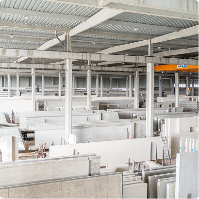Vue intérieure de l’usine CIR PREFA du Groupe FSDV, avec structure béton, zones de production et éléments préfabriqués.