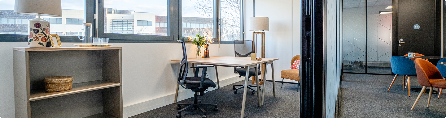 Bureau lumineux du centre B’Coworker à Lille, avec postes de travail, rangements, coin détente et grandes fenêtres.