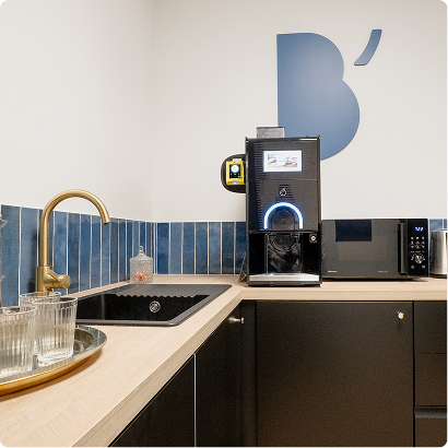 Coin café du centre B’Coworker à Lille, avec machine à café, évier, micro-ondes et signalétique B’Coworker.