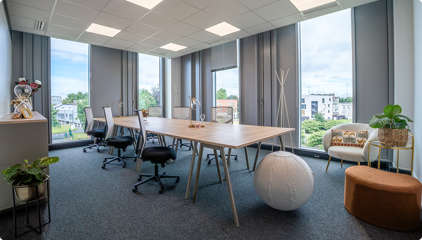 Bureau lumineux du centre B’Coworker Lille Sud, avec 7 postes de travail, grandes fenêtres.