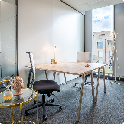Bureau aménagé du centre B’Coworker Lille Sud, avec 2 postes de travail et grande fenêtre.