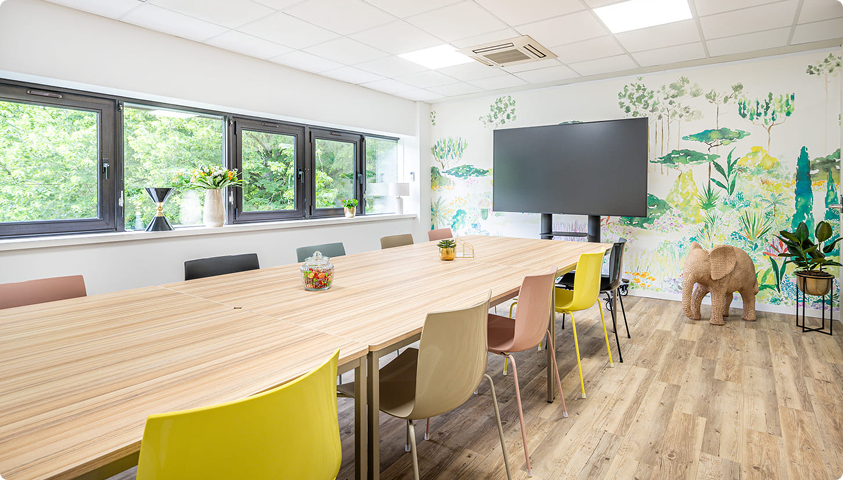 Salle de réunion B’CoWorker illustrant l’ouverture prochaine du troisième centre de l’enseigne à Poitiers dans un immeuble acquis par BMG Foncière.